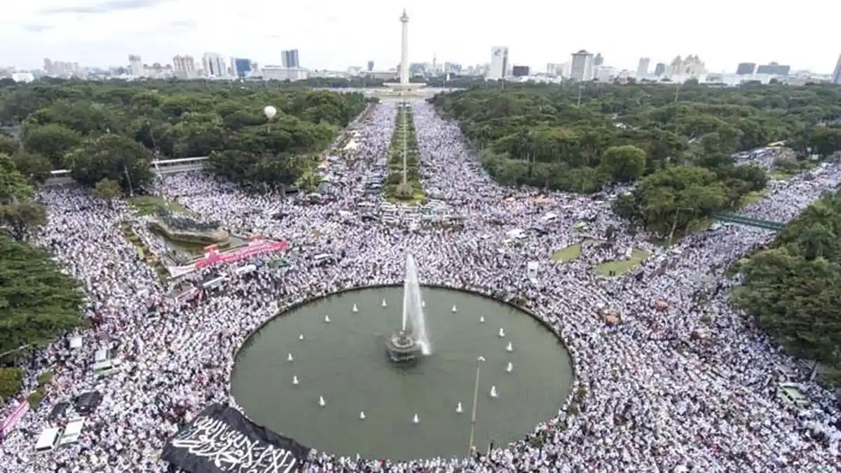 Meriahkan Reuni 212, Bendera Hitam Raksasa Dibawa Berkeliling dari Monas ke Sarinah