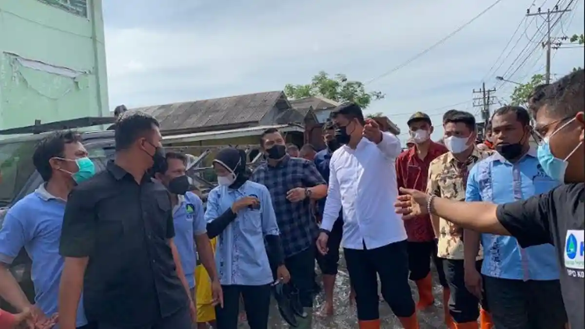 WALI Kota Medan 'Disambut' Banjir Rob saat Beri Bantuan UMKM, Begini Reaksi Bobby Nasution