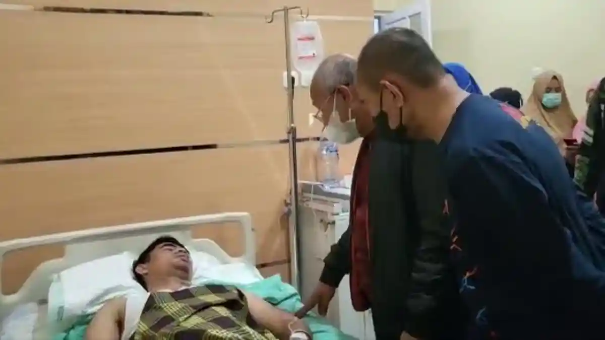 Jenguk Ipda Uji Mughni di RSUD Latopas, Bupati Jeneponto: Dia Pahlawan Bagi Masyarakat