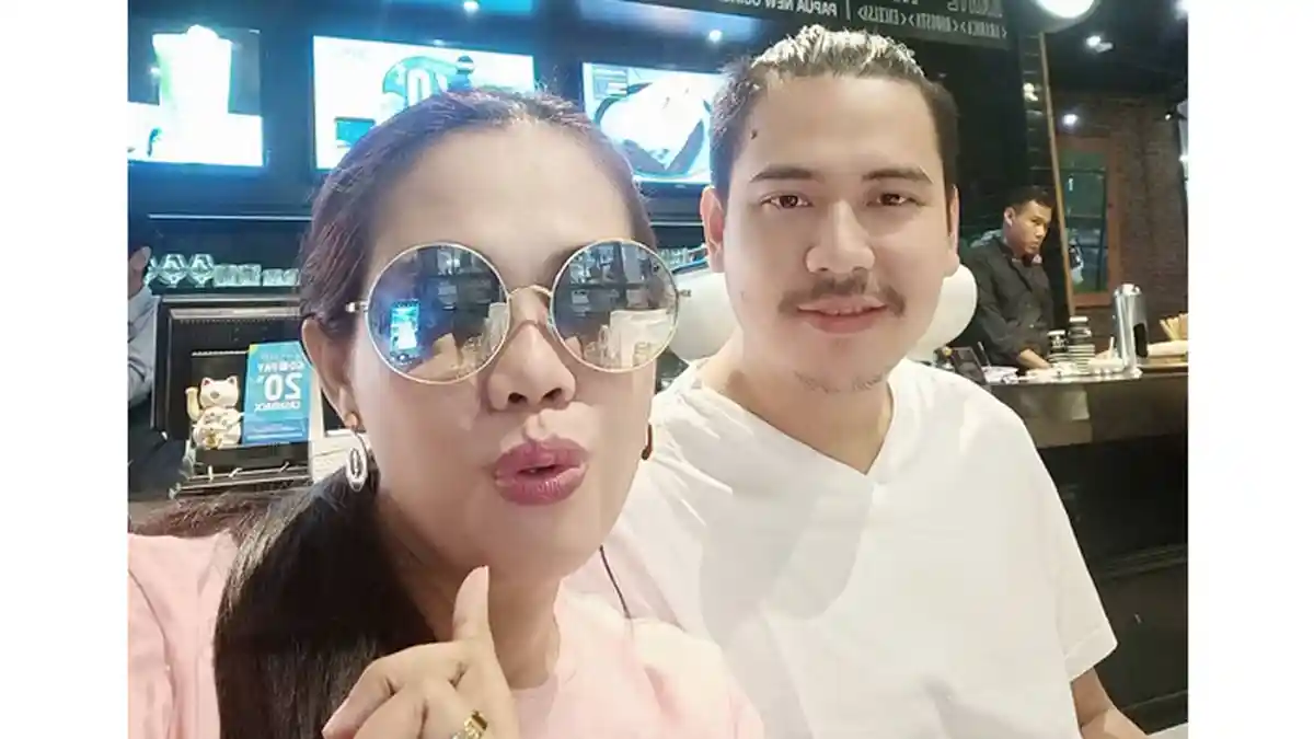 Semakin Mesra, Elly Sugigi Akui Sedang Proses Pendekatan dengan Hendry Prasetyo