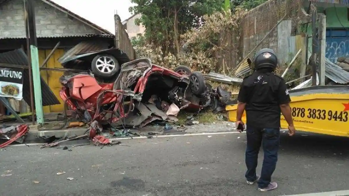Mengalami Penurunan Kesadaran, Pengemudi Mobilio yang Kecelakaan di Sleman Dibawa ke Semarang