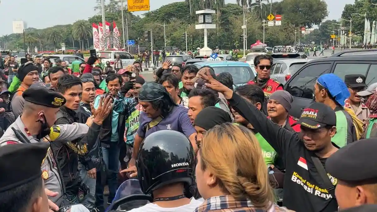 Driver Ojol Razia Pengemudi yang Nekat Narik Penumpang, Jaket Dilepas Paksa