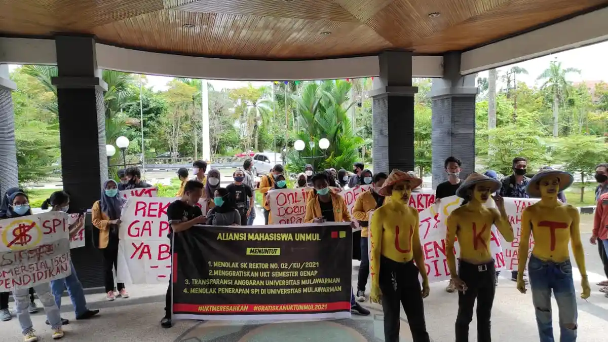 Puluhan Mahasiswa Unmul Gelar Aksi di Depan Rektorat, Tuntut Digratiskan UKT