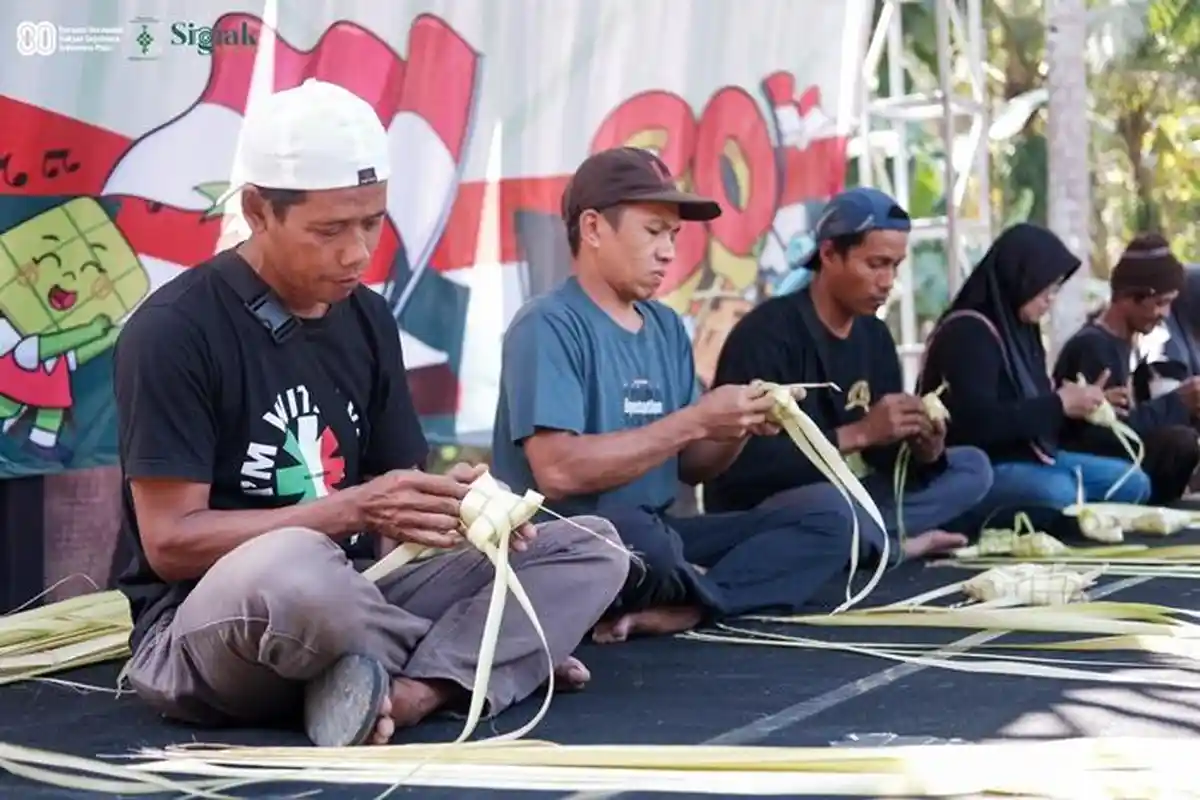 Warga Kopat Kulon Progo Gelar Lomba Membuat Penjor, Meriahkan Momen HUT ke-80 RI