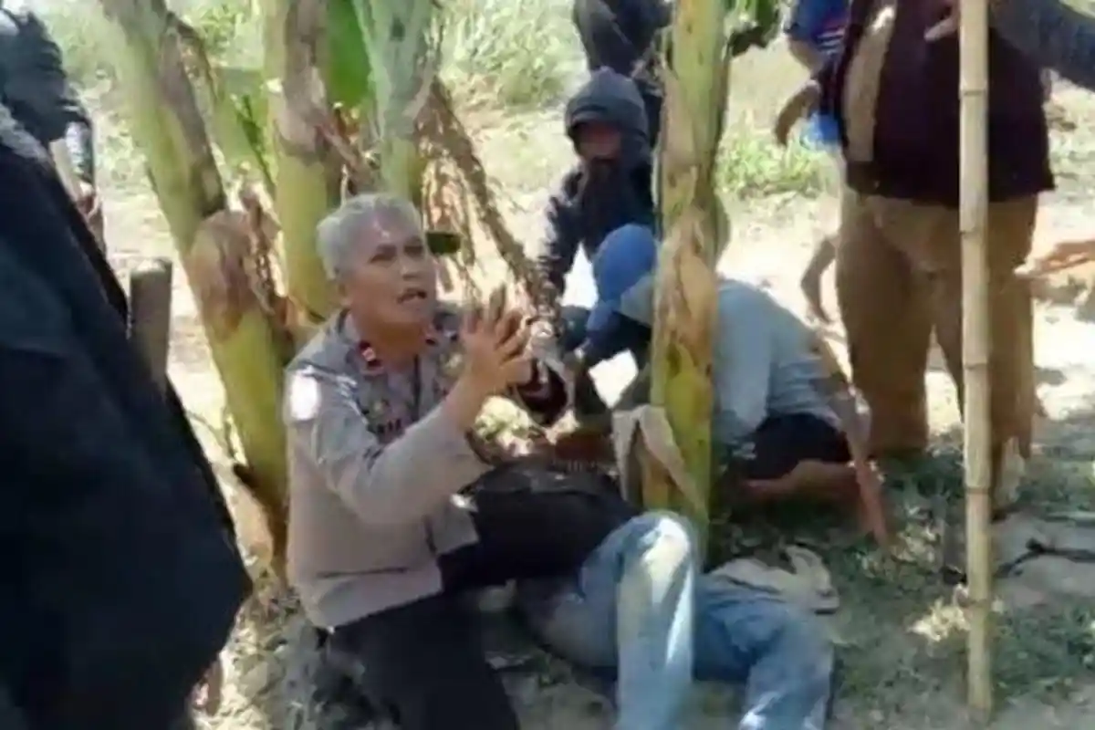 Ingat Polisi yang Sujud ke Massa Agar Tak Main Hakim Sendiri? Dapat Pangkat Istimewa dari Kapolri