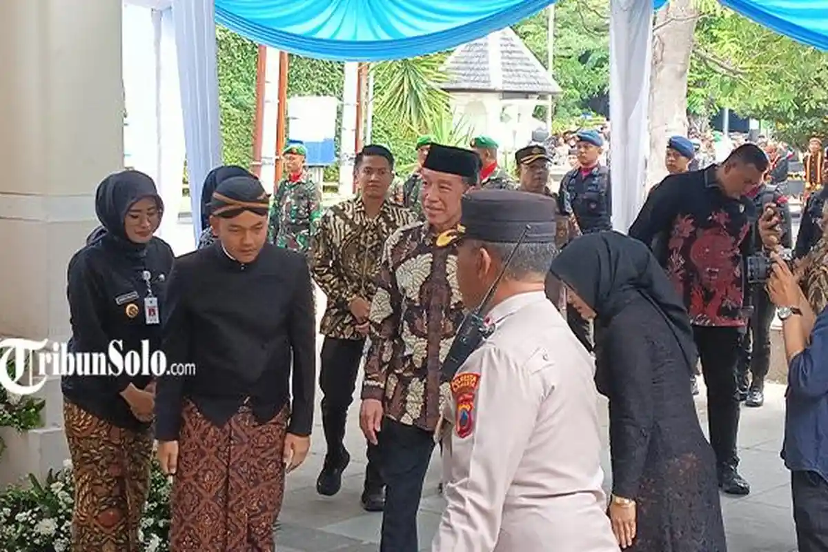 Jokowi Ikut Melepas Jenazah Raja Keraton Solo PB XIII di Loji Gandrung Sebelum Dibawa ke Imogiri