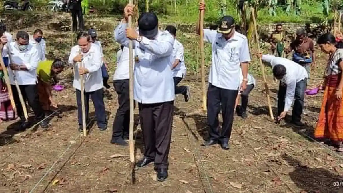 Saat Berkunjung di Wanokasa, Bupati Sumba Barat Minta Kades Manfaatkan Dana Desa