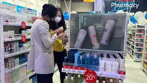 tenaga-pemasaran-Boots-TSM-melayani-pelanggan.jpg