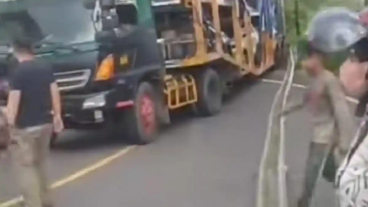 Truk Pengangkut Mobil Tabrak Pembatas dan Pengendara Lain di Mamuju