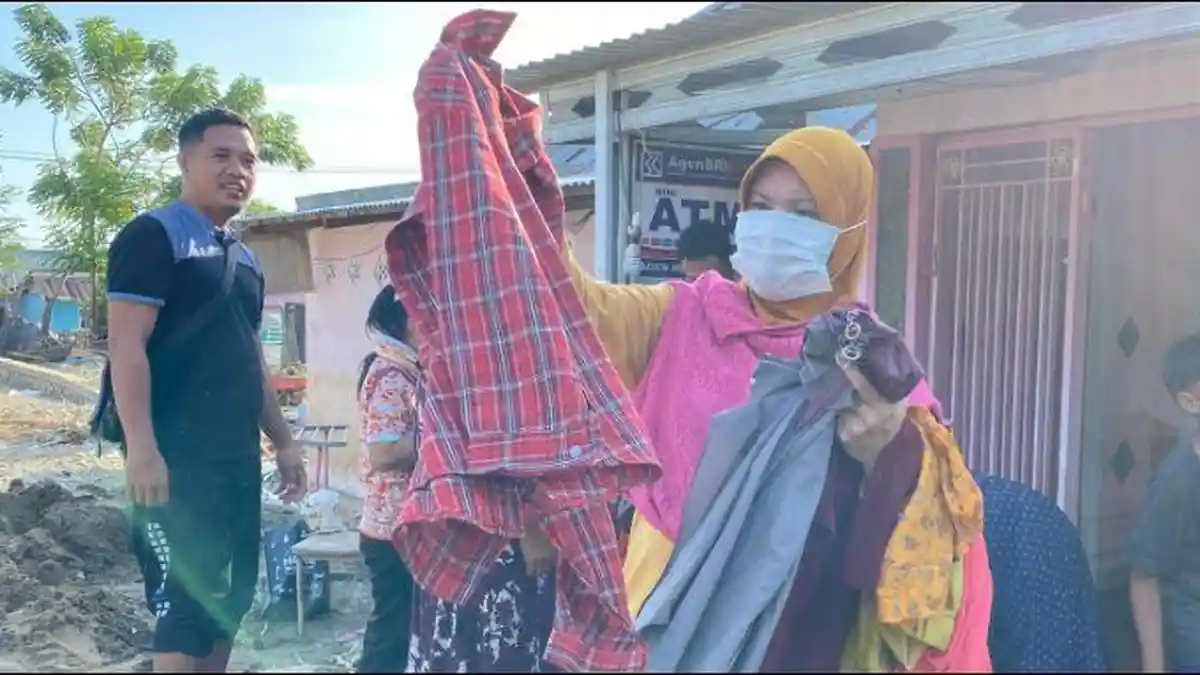 Yayasan dari Jakarta Beri Bantuan Pakaian untuk Korban Banjir Bandang di Desa Huangobotu Gorontalo