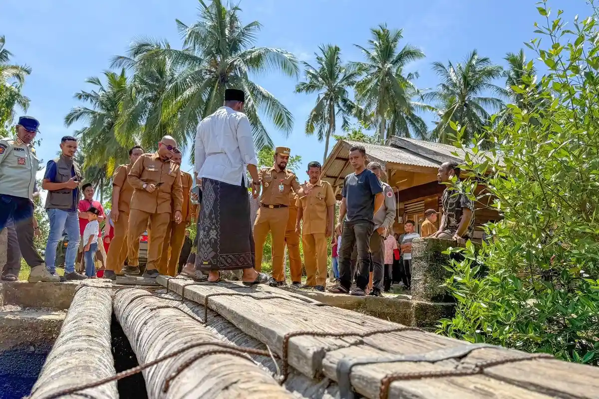 Dilintasi Anak Sekolah, Bupati Aceh Timur Prioritaskan Pembangunan 2 Jembatan Rusak di Peureulak