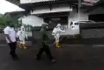 PMI Kota Bandung Lakukan Penyemprotan Disinfektan di Komplek Perumahan