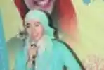 Poppy Bunga Pembicara Seminar Muslim Seutuhnya
