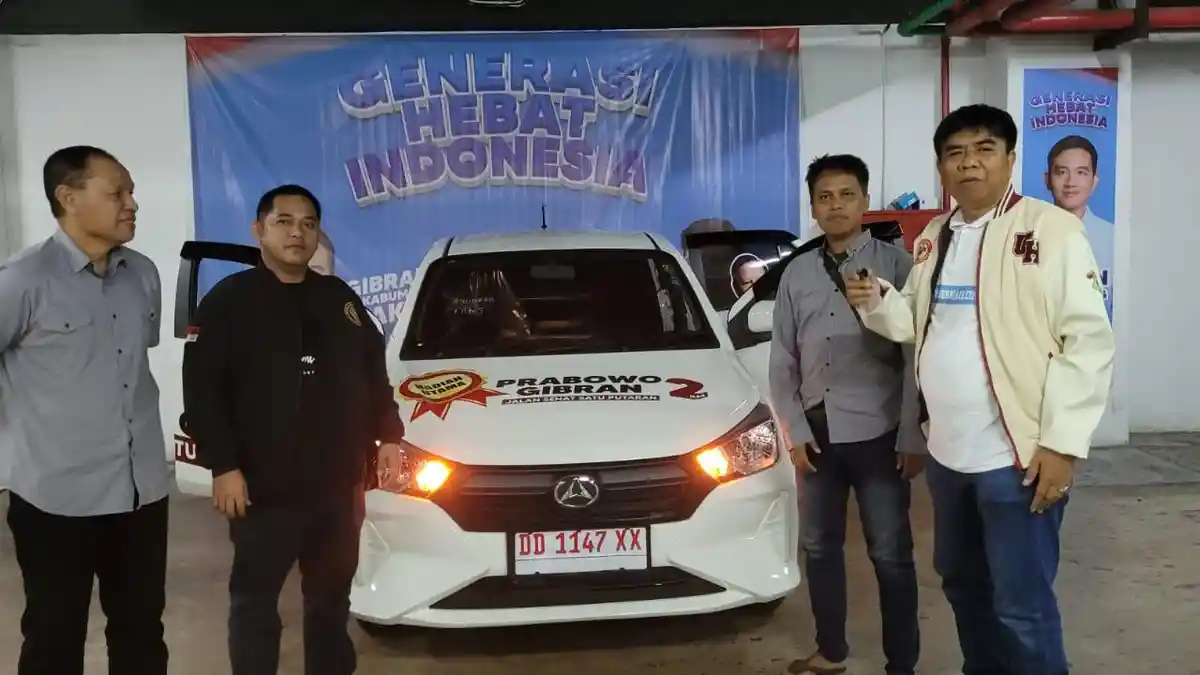 Full Senyum Warga Sulsel Terima Mobil Hadiah Jalan Sehat Satu Putaran Gibran di Makassar