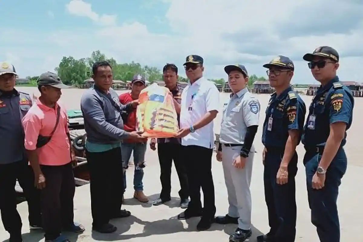 Operator Kapal di Tanjab Timur Terima Bantuan Pelampung dari BPTD Kelas II Jambi untuk Arus Mudik