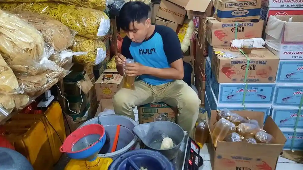 Harga Eceran Tertinggi Dicabut, Harga Minyak Goreng Curah di Pasar Parung Turun