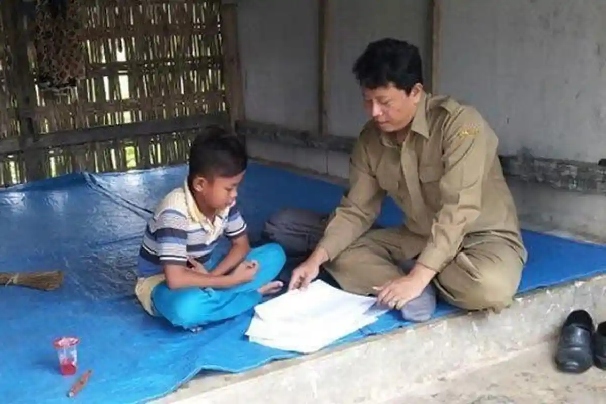 Guru  ini Tempuh 20 Kilometer Temui Murid Satu per Satu Karena Tak Punya Hape