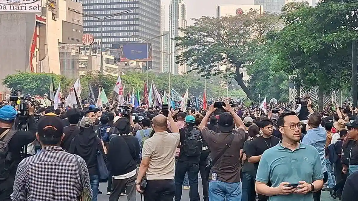 Thamrin Lumpuh Imbas Demo BEM UI: Jalan Ditutup, hingga Rute Transjakarta Dialihkan