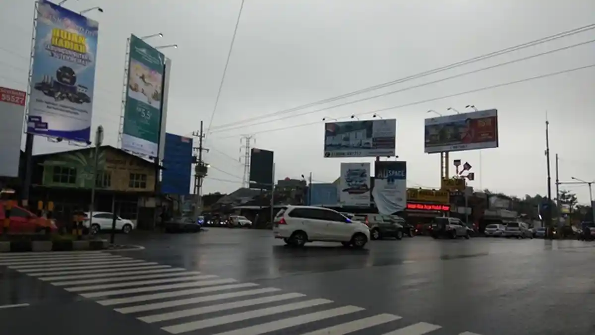 Sabtu Petang, Arus Lalu Lintas di Simpang Empat Monjali Terpantau Ramai Lancar