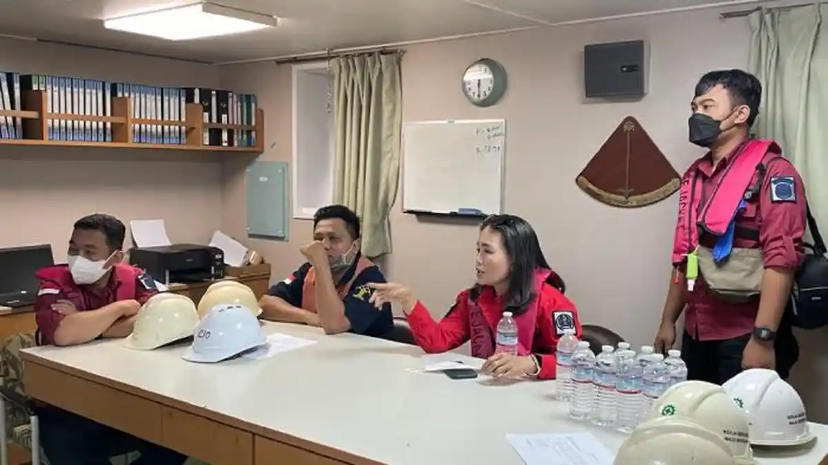 Kantor Imigrasi Sumbawa Periksa Awak Kapal M/V Bunun Glory di Benete