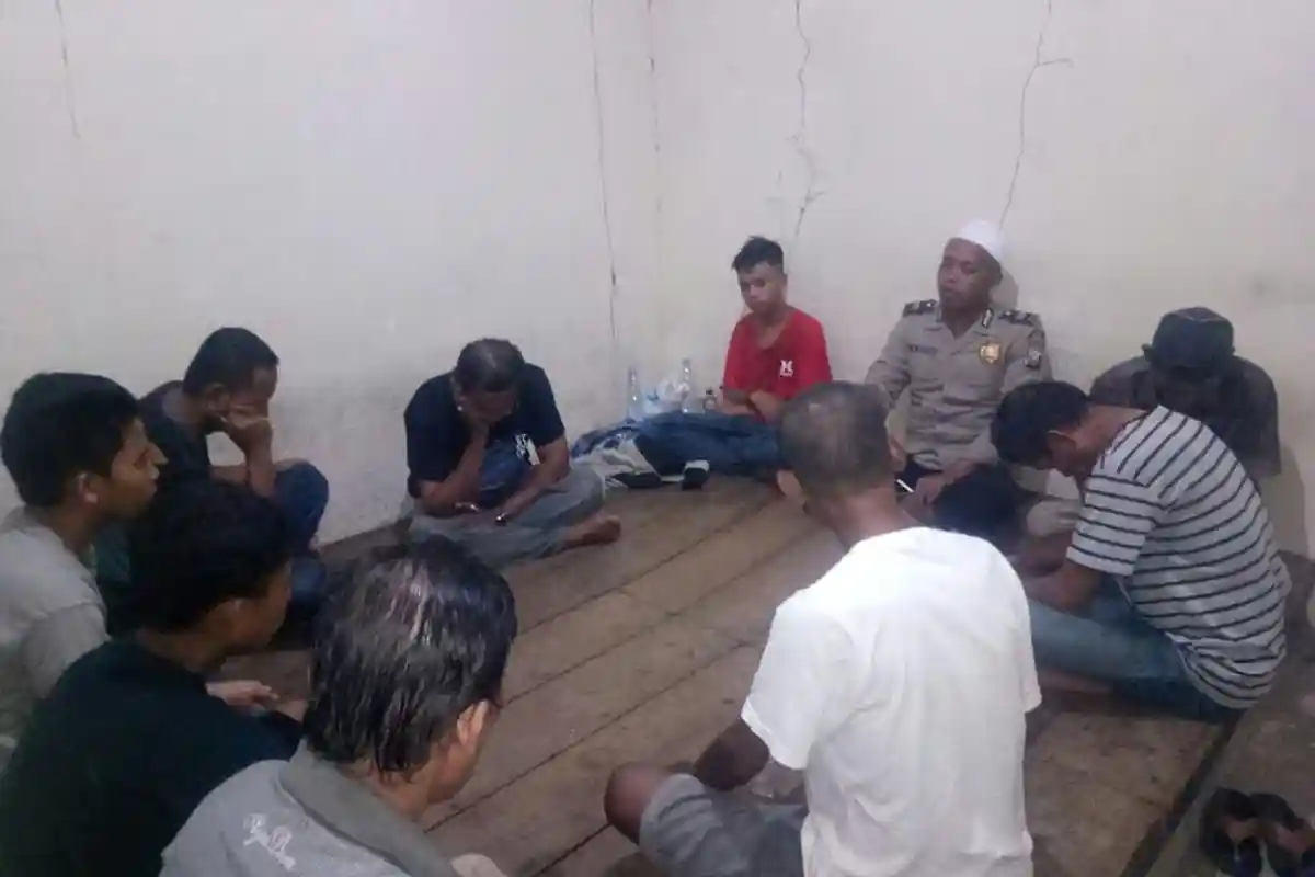 Tahanan di Polsek Takkalalla Wajo Diberi Bimbingan Rohani dan Mental