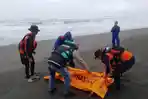 Tim-SAR-gabungan-saat-mengevakuasi-jasad-dua-orang-korban-yang-terseret-ombak.jpg