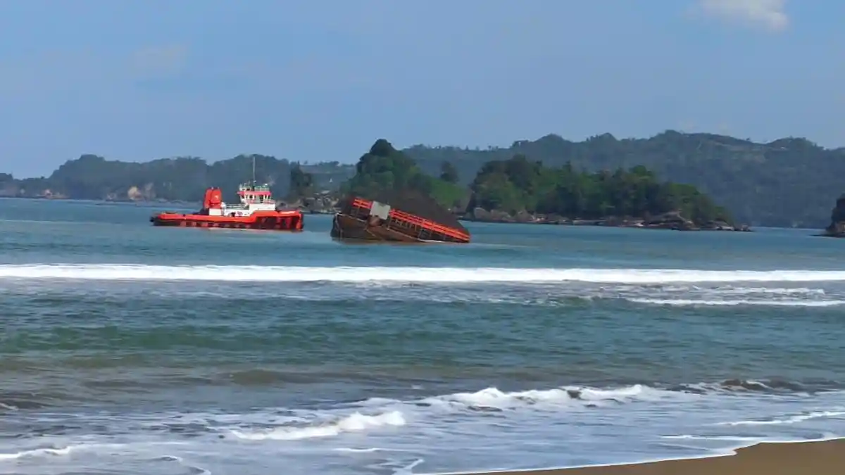 Kapal Tongkang Batu Bara Terdampar di Pantai Konang Trenggalek, Lambung Bocor