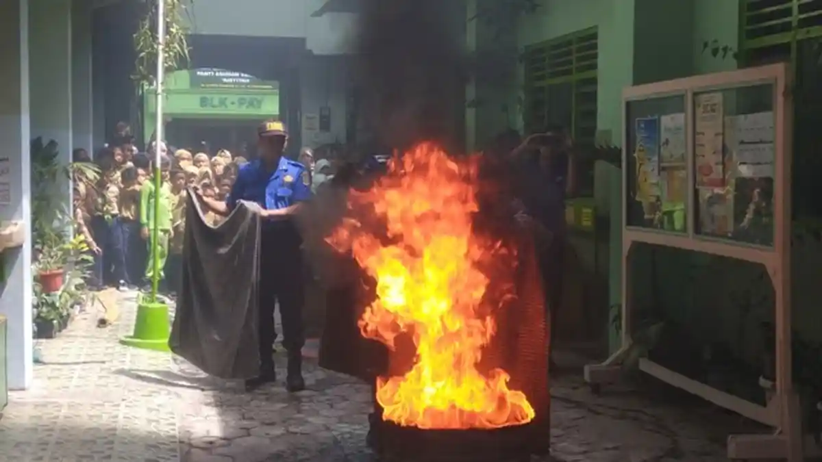 SD Muhammadiyah Notoprajan Yogyakarta Gelar Simulasi Pemadaman Kebakaran