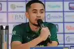 Kapten-Persebaya-Reva-Adi-Utama-ungkap-upayanya-membangkitkan-mental-rekan-tim-hingga-menang.jpg