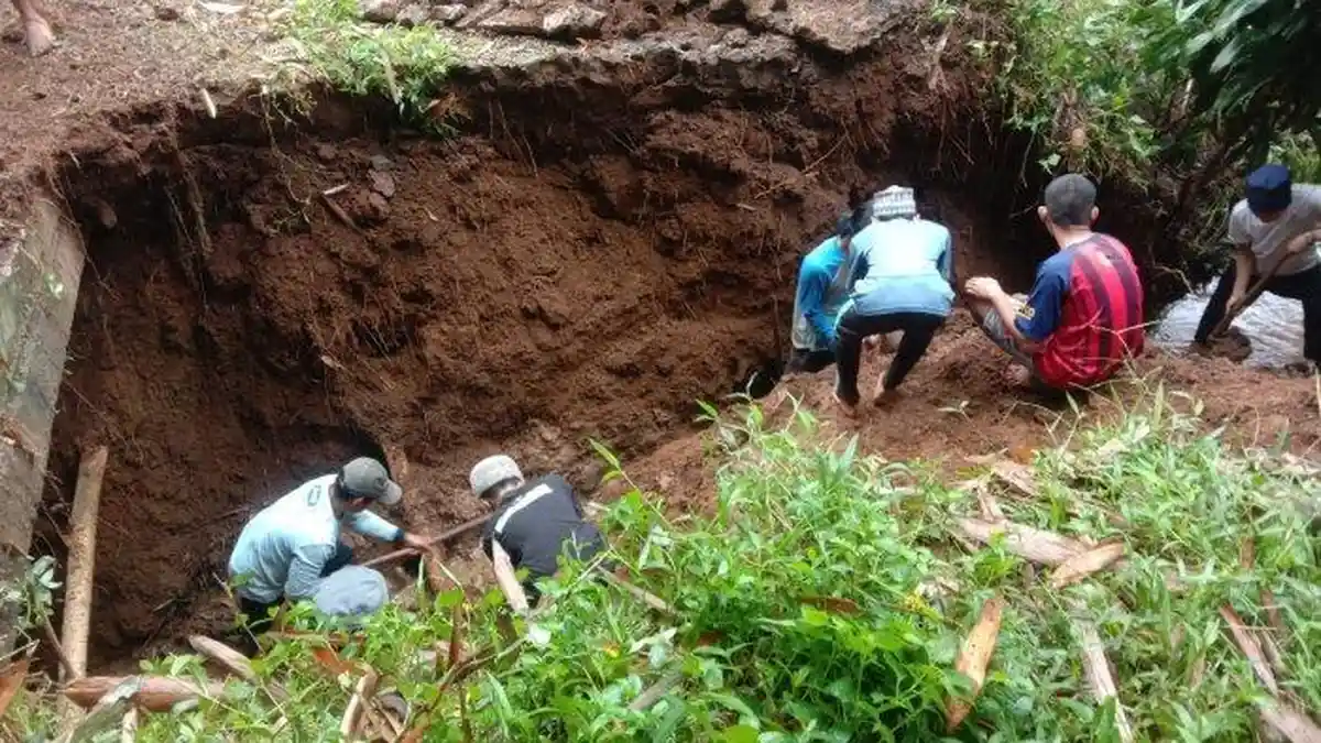 Jembatan Ambruk, Akses ke Tiga Perkampungan di Sukabumi Jabar Terputus