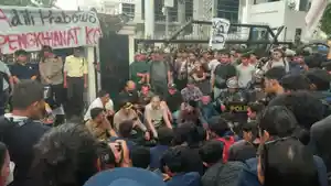 Seratusan-mahasiswa-dari-Universitas-HKBP.jpg