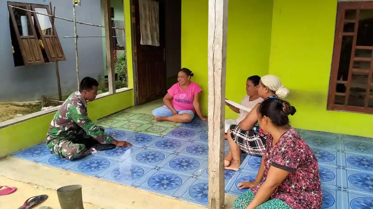 Satgas TMMD Anjangsana Dikediaman Ketua Adat Dusun Sekura
