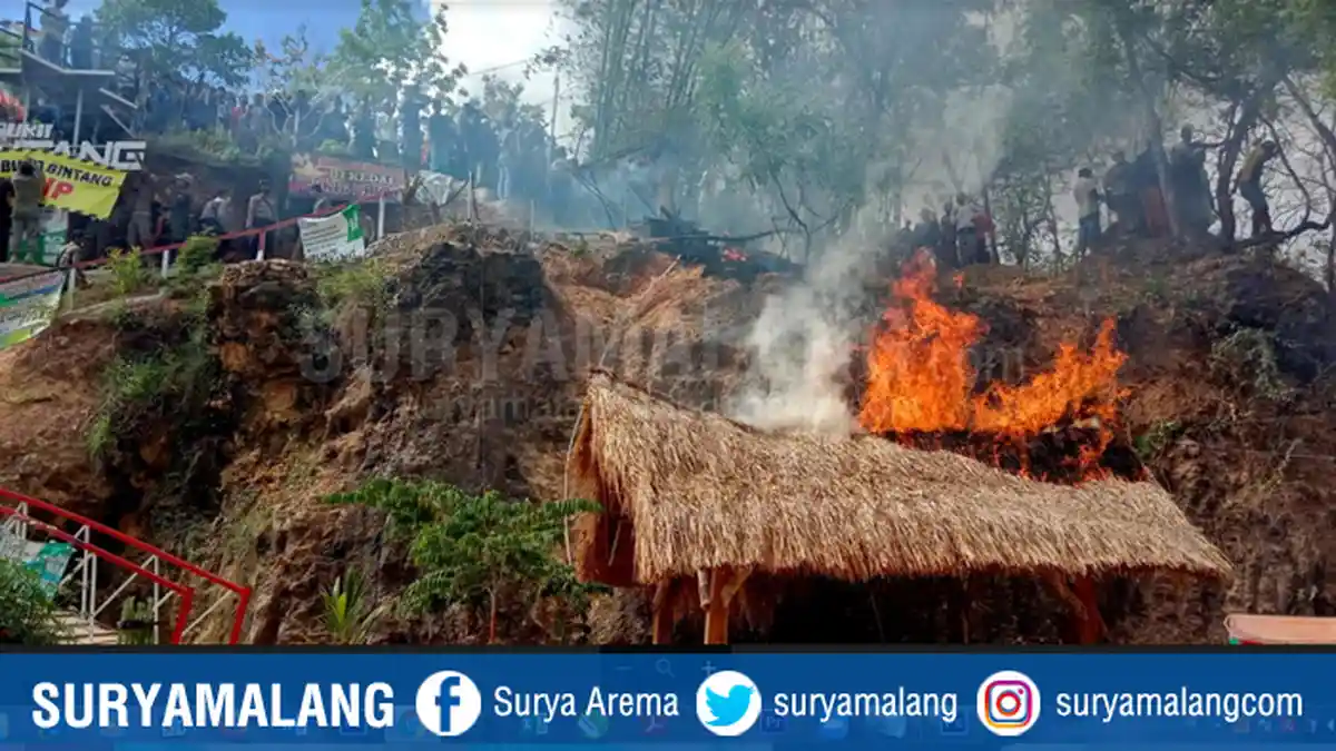 Massa Geruduk Lokasi Wisata Kedai Bukit Bintang Pamekasan, Bakar Gazebo dan Minta Ditutup