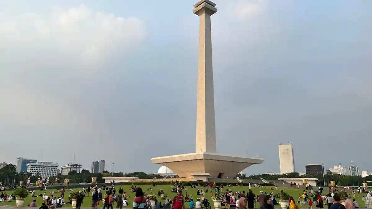 Monas dan Taman Mini Masih Jadi Favorit Warga Isi Libur Lebaran di Jakarta