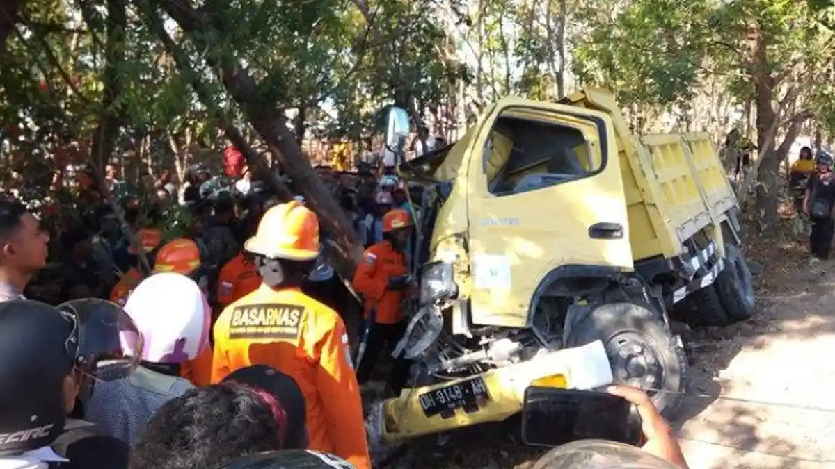 Mobil Alfian yang Terparkir Ditabrak dari Belakang, Sopir Truk Tewas Terjepit