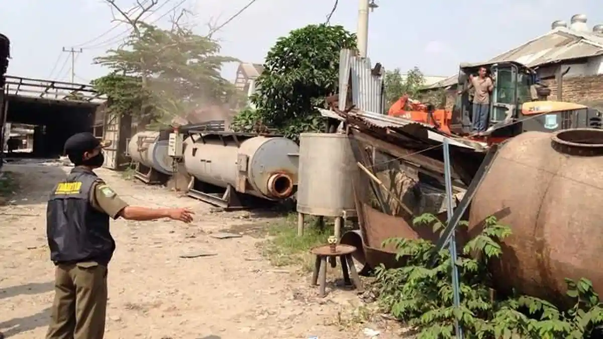 Ini Peternakan Babi dan Ayam di Bantaran Kali Cisadane yang Dibongkar Satpol PP