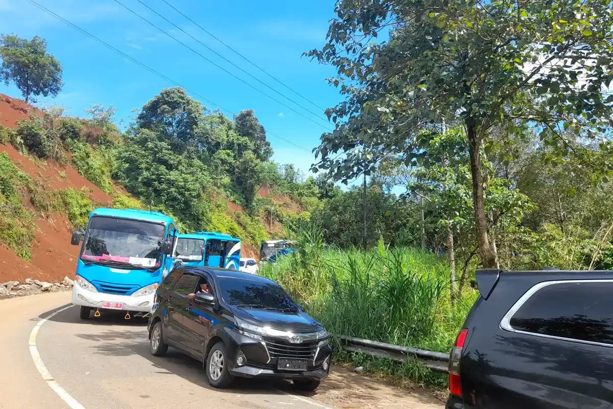 Jalan di Takandeang Mamuju Akan Selalu Macet Jika Hujan Turun, Material Tebing Penuhi Sisi Jalan