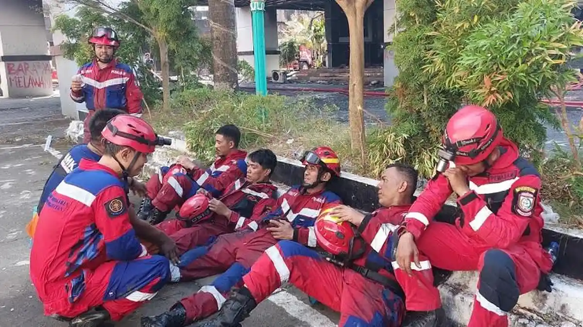 40 Mobil Damkar Dikerahkan Padamkan Api di DPRD Sulsel, TNI Bantu Lewat