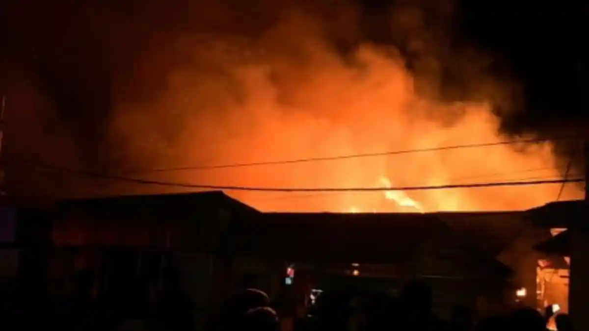Kebakaran Landa Kawasan Samping Masjid Raya Bula, Sejumlah Rumah Warga Terbakar