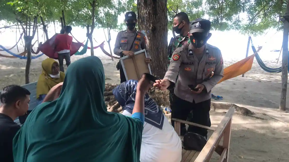 Polsek Krueng Raya Bagikan Masker saat Patroli Penerapan Protokol Kesehatan