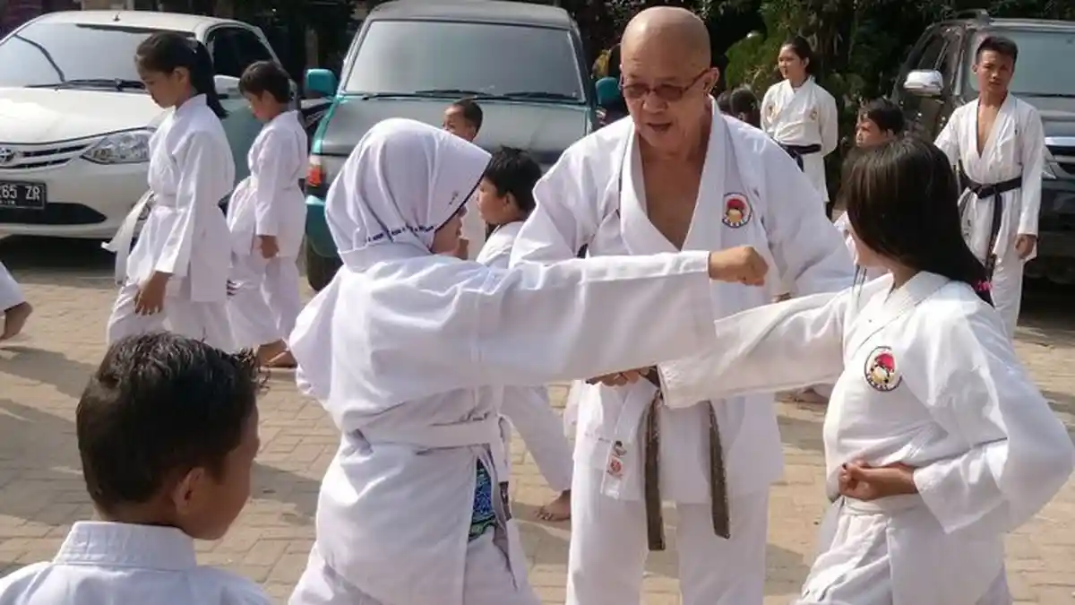 Materi Ujian Karate Sabuk Biru, Bersiap Menuju Tingkatan Sabuk Cokelat, Ada Kumite Setengah Bebas
