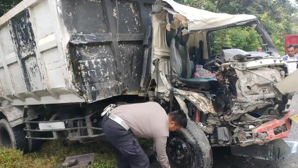 Kecelakaan di Lae Pondom Libatkan 2 Dump Truk, Sopir Alami Luka Berat