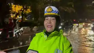 Kanit-Lantas-Polsek-Cengkareng-AKP-Yeni-di-Jalan-Daan-Mogot-saat-banjir-dan-macet.jpg