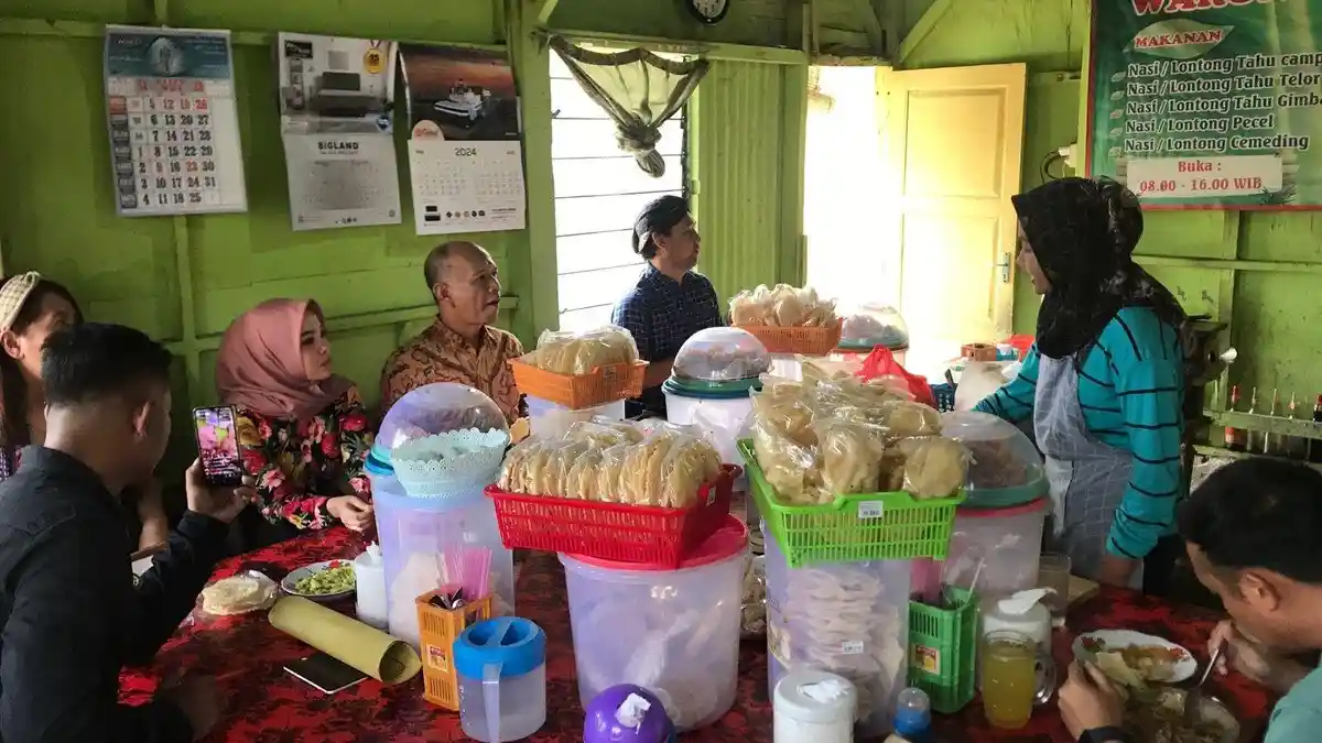 Dian Kristiandi Makan Nasi Pecel bareng Istri setelah Mengambil Formulir di DPD Partai Golkar