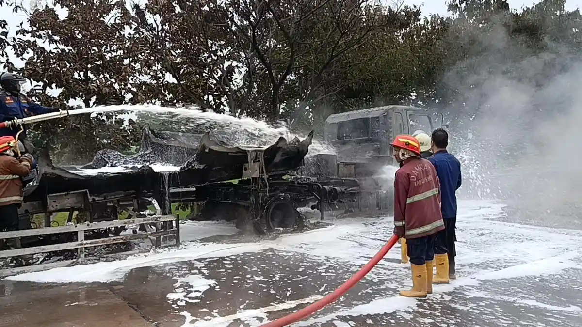 3 Jam Membara di Tengah Hujan, Truk Tangki Thinner di Tol Cipali Berhasil Dipadamkan, Lalin Dibuka