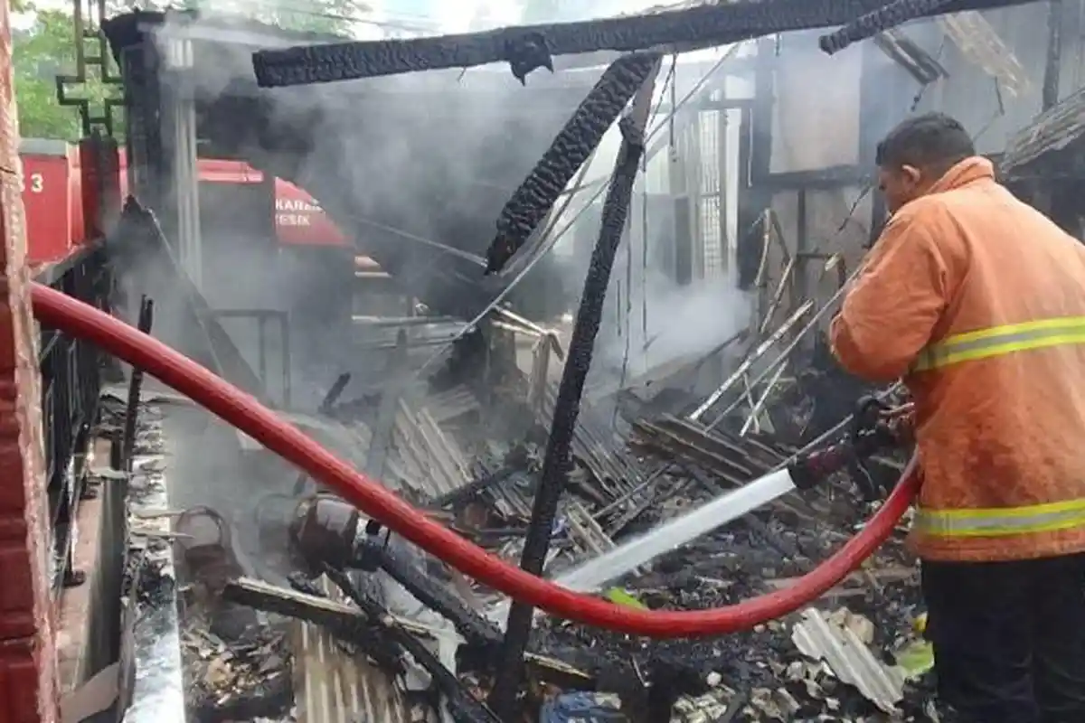 KRONOLOGI Warung di Driyorejo Gresik Terbakar, Api Diduga Berasal dari Korsleting Pom Mini