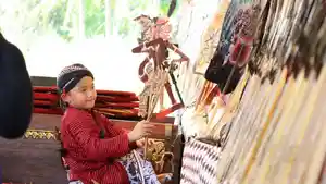 Dalang-cilik-dalam-Pentas-Wayang-Kulit-dan-Golek-di-Balai-Budaya-Kalurahan-Sukoreno-Kulon-Progo.jpg