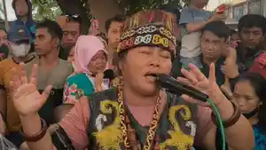 warga-di-alun-alun-kidul-jogja-kena-prank-kegiatan-pengobatan-ida-dayak-tidak-ada.jpg