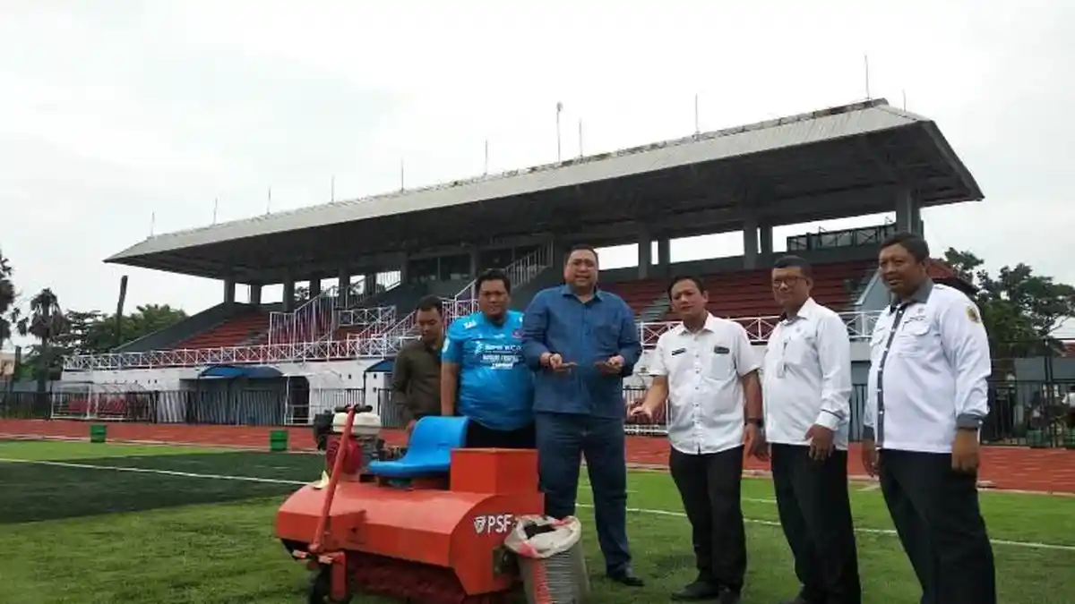 Cegah Aus, Persipa Pati Beri 4 Ton Rubber Granule untuk Perawatan Rumput Sintetis Stadion Joyokusumo