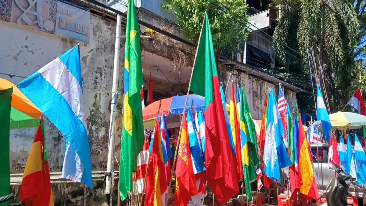 Penjualan Bendera Peserta Piala Dunia 2026 di Pasar 45 Manado Meningkat, 2 Negara Paling Diburu - Tribunmanado.co.id